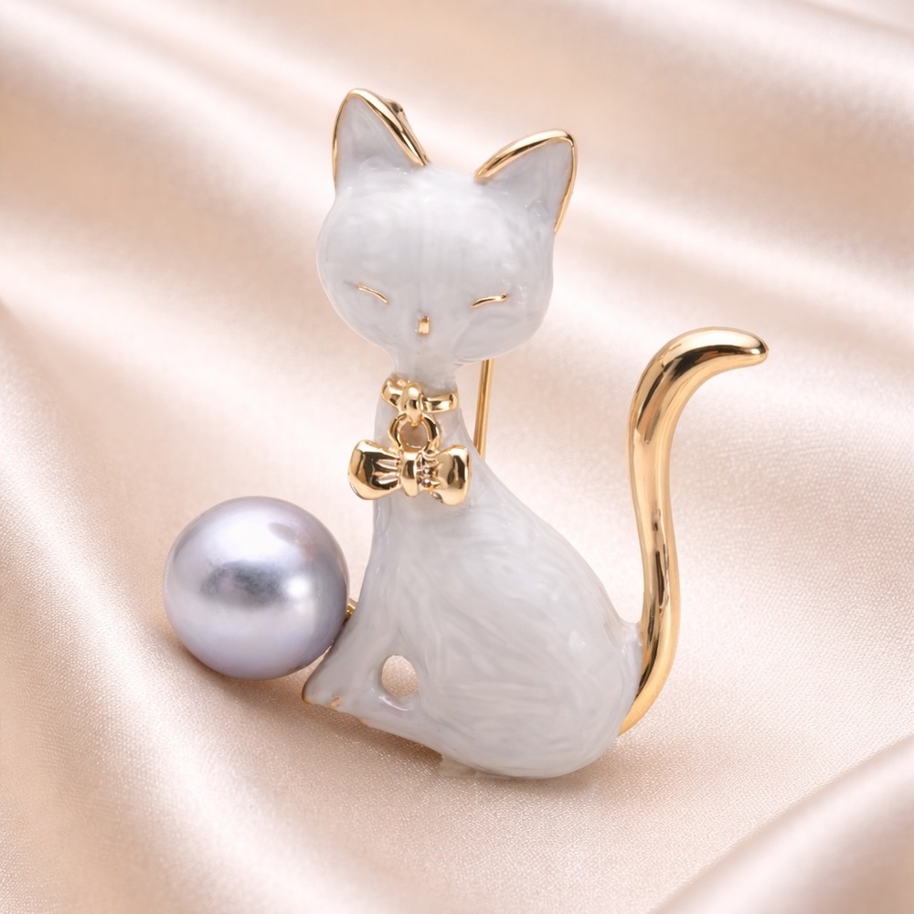 White Cat Pearl Gold Brooch